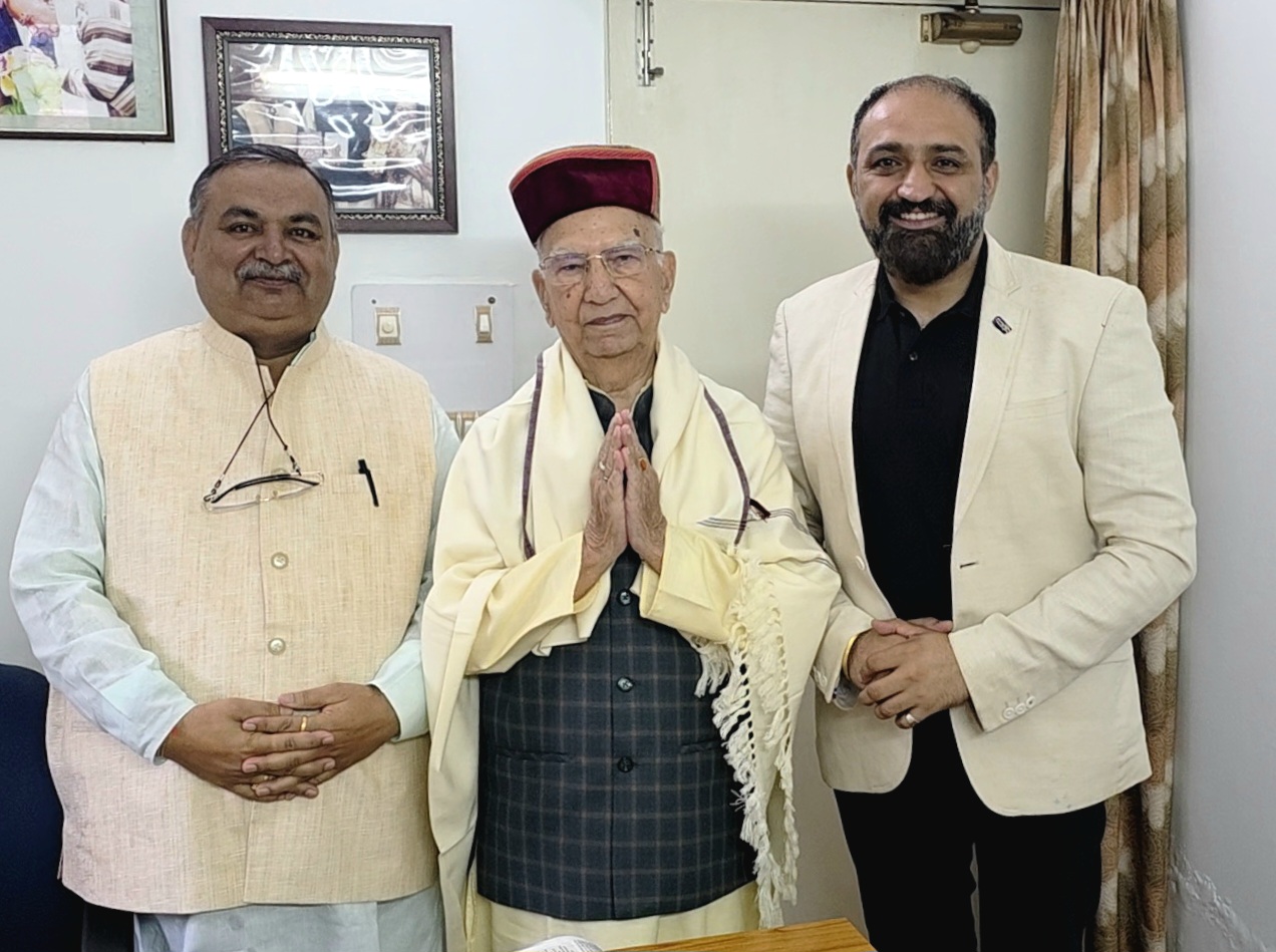 भाजपा के वरिष्ठ नेता शांता कुमार से मिलते हुए भाजपा नेता। भाजपा के वरिष्ठ नेता शांता कुमार से मिलते हुए भाजपा नेता।
