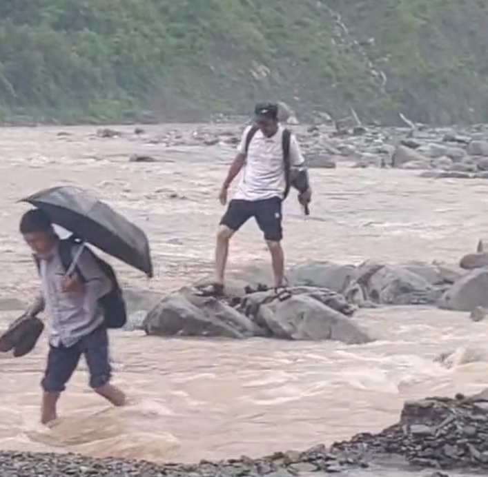 जान जोखिम में डाल पार कर रहे बरसाती नदी नाले ,सिरमौर के पोंटा क्षेत्र की घटना जान जोखिम में डाल पार कर रहे बरसाती नदी नाले ,सिरमौर के पोंटा क्षेत्र की घटना