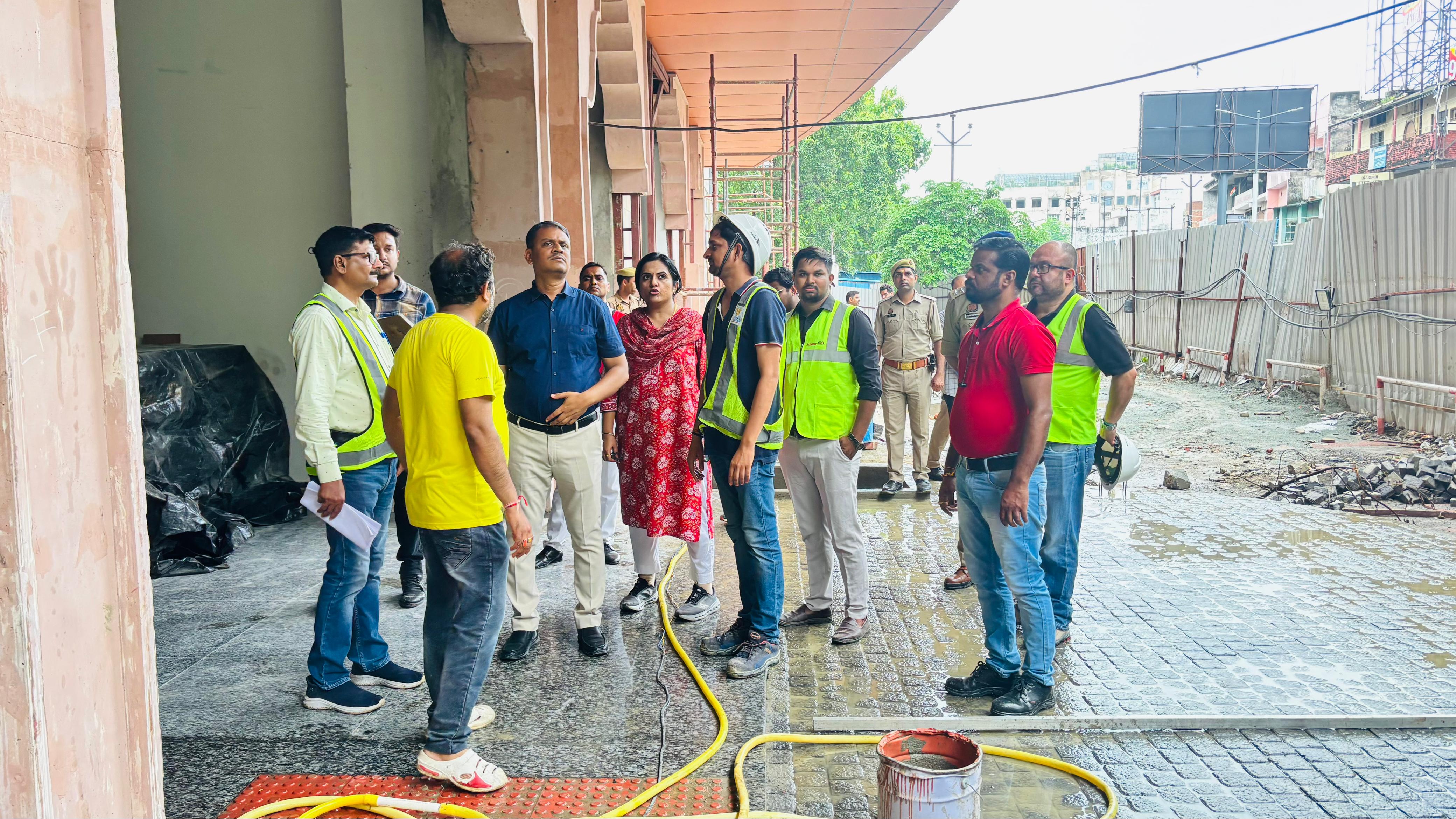 रोपवे परियोजना का निरीक्षण करते कमिश्नर रोपवे परियोजना का निरीक्षण करते कमिश्नर