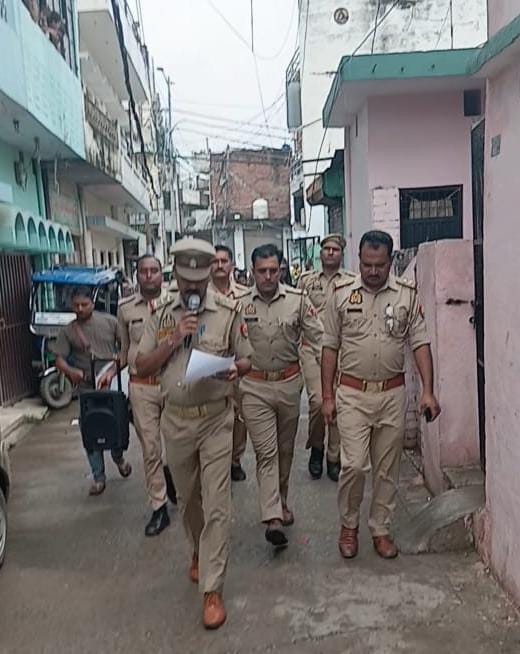हत्यारोपित के घर कुर्की की नोटिस चस्पा करते हुए पुलिस टीम का छाया चित्र हत्यारोपित के घर कुर्की की नोटिस चस्पा करते हुए पुलिस टीम का छाया चित्र