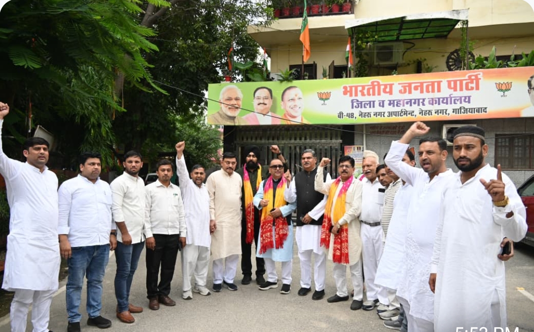श्रद्धांजलि सभा के बाद ग्रुप फोटो में भाजपा नेता श्रद्धांजलि सभा के बाद ग्रुप फोटो में भाजपा नेता