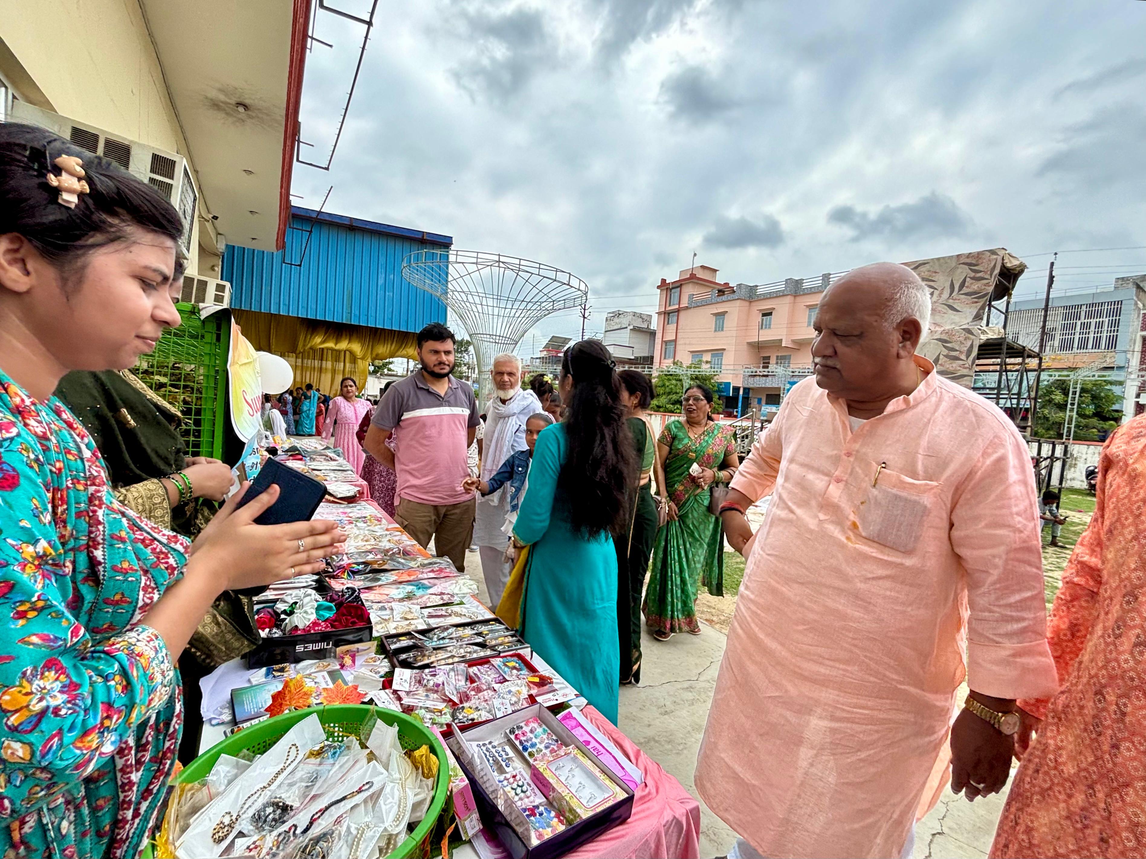 अयोध्या न्यास द्वारा आयोजित तीज महोत्सव में सम्मानित हुई 11 महिलाएं अयोध्या न्यास द्वारा आयोजित तीज महोत्सव में सम्मानित हुई 11 महिलाएं