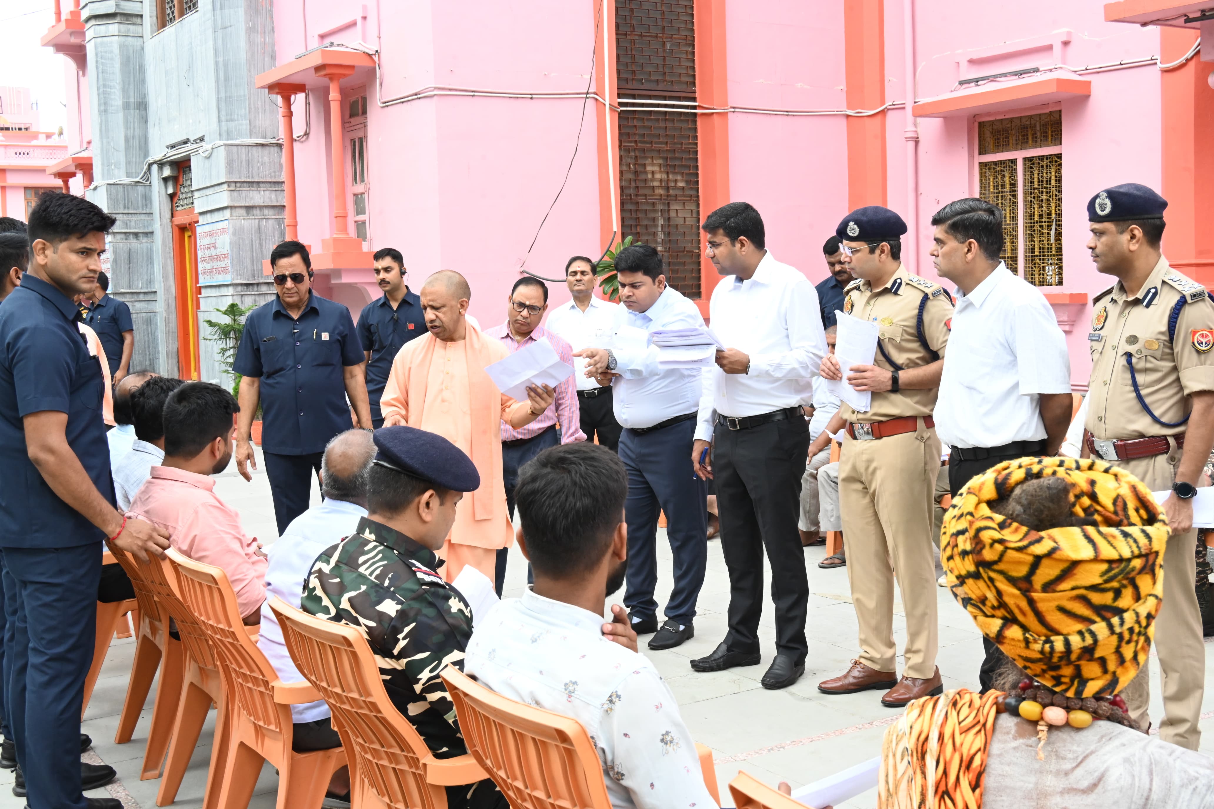 *जनता दर्शन में मुख्यमंत्री योगी आदित्यनाथ ने सुनीं 200 लोगों की समस्याएं* *जनता दर्शन में मुख्यमंत्री योगी आदित्यनाथ ने सुनीं 200 लोगों की समस्याएं*
