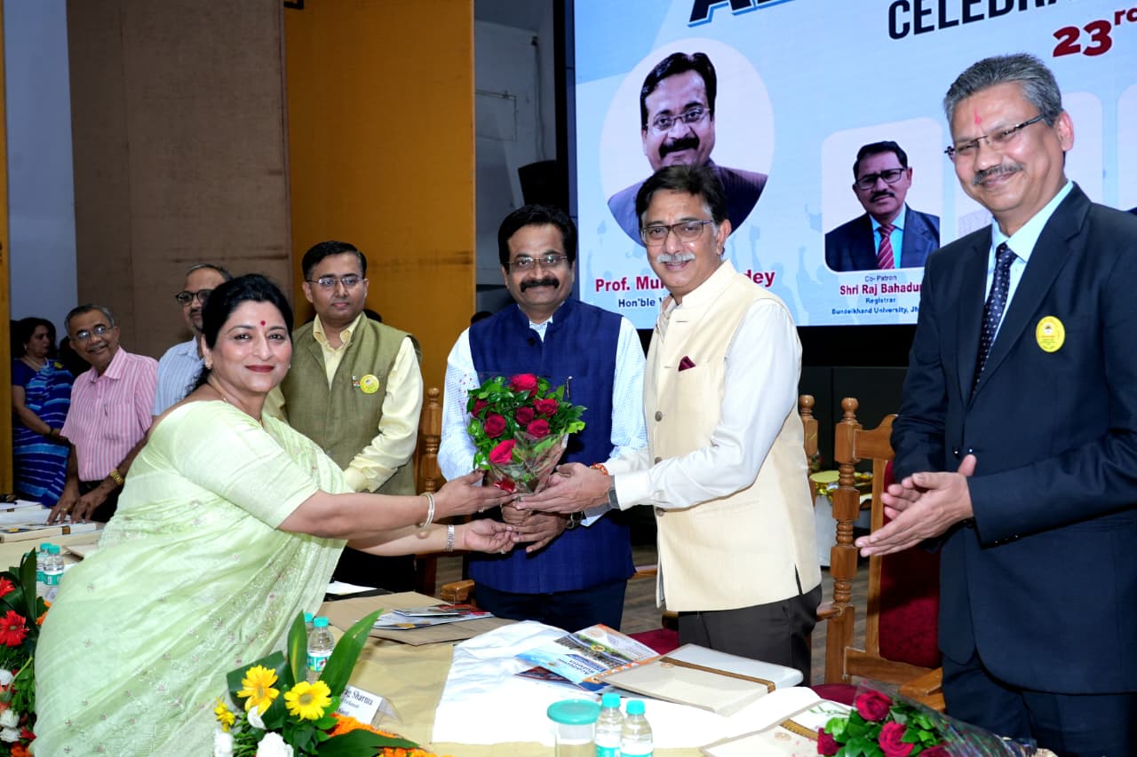 पूर्व छात्र सम्मेलन में सांसद अनुराग शर्मा व कुलपति समेत अन्य अतिथि पूर्व छात्र सम्मेलन में सांसद अनुराग शर्मा व कुलपति समेत अन्य अतिथि