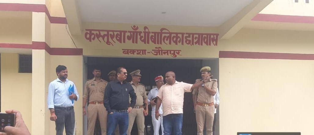 जिलाधिकारी डॉ दिनेश चंद्र सिंह कस्तूरबा गांधी विद्यालय का निरक्षण करते हुए जिलाधिकारी डॉ दिनेश चंद्र सिंह कस्तूरबा गांधी विद्यालय का निरक्षण करते हुए