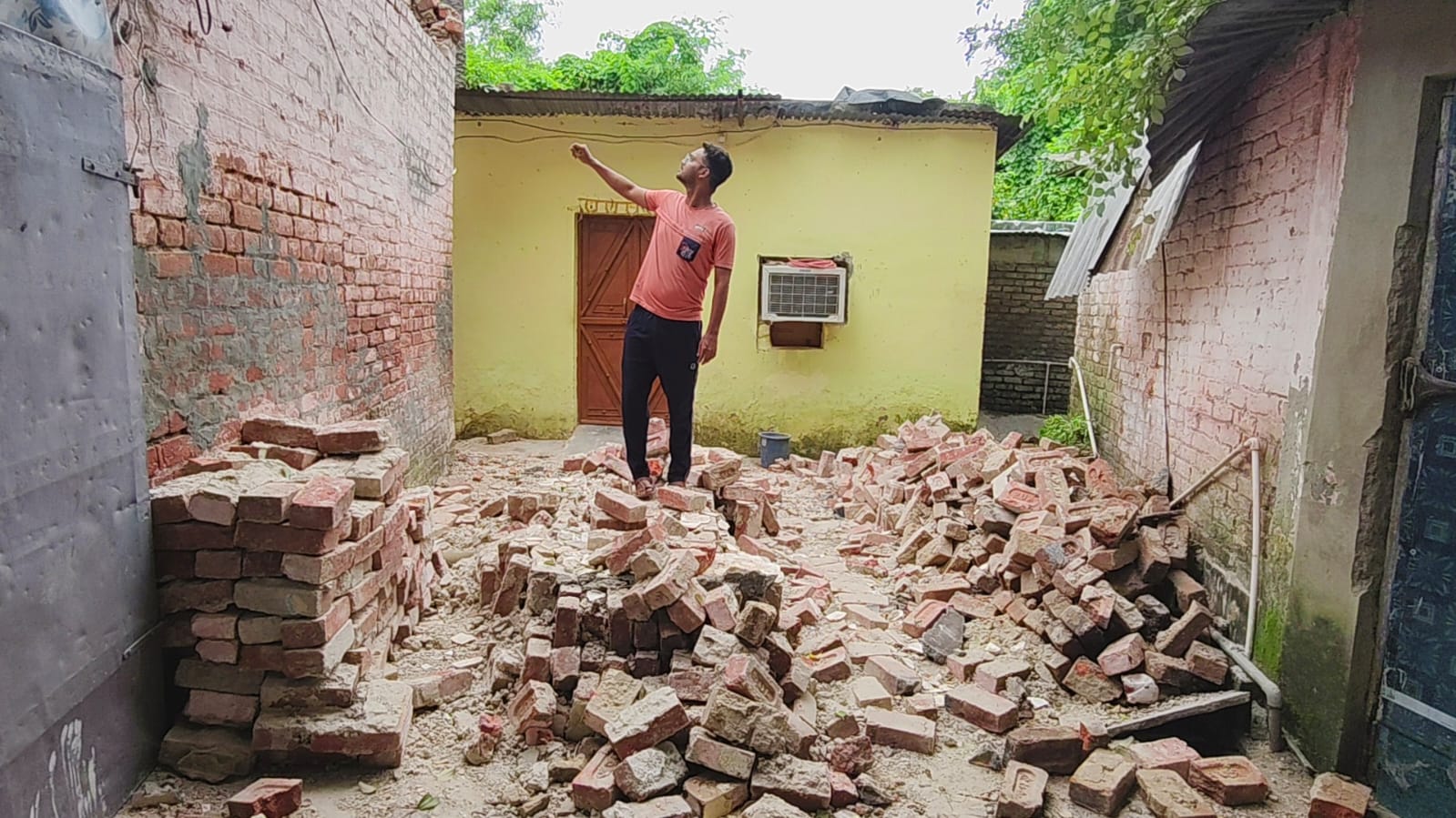 जिला चिकित्सालय परिसर में भर भराकर गिरे मकान के बारे में जानकारी देता स्वास्थ्य कर्मी। जिला चिकित्सालय परिसर में भर भराकर गिरे मकान के बारे में जानकारी देता स्वास्थ्य कर्मी।