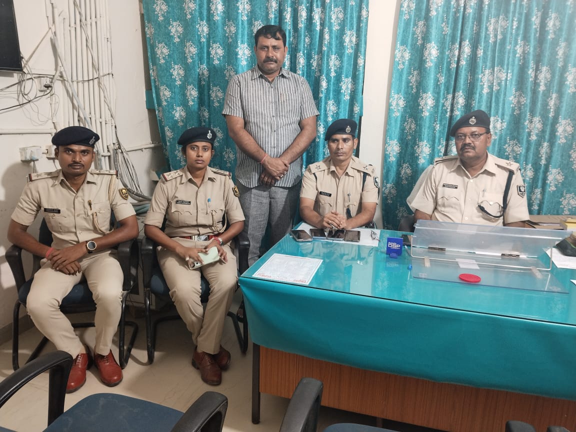पुलिस गिरफ्त में शिवहर जिप अध्यक्ष पुलिस गिरफ्त में शिवहर जिप अध्यक्ष