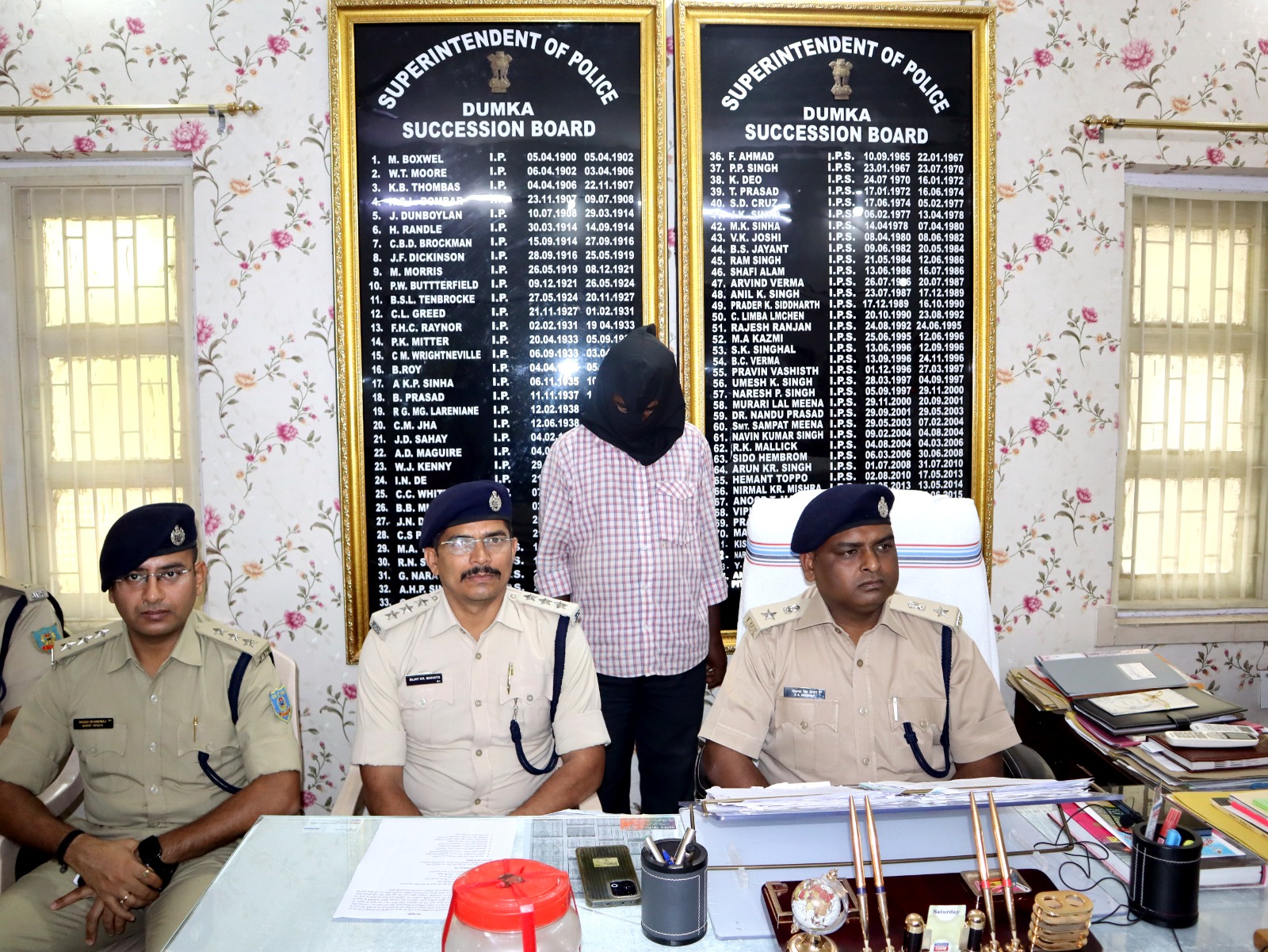प्रेसवार्ता कर जानकारी देते एसपी
