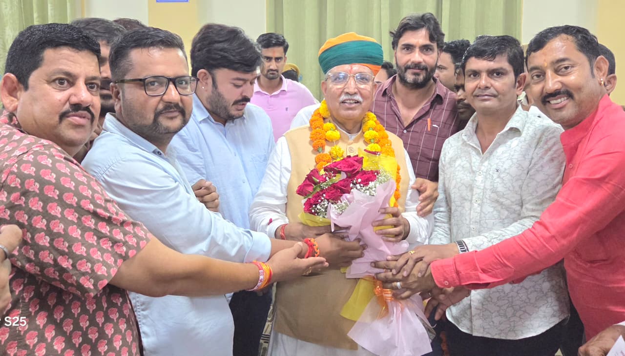 केंद्रीय मंत्री अर्जुनराम मेघवाल का सम्मान कर आभार जताया केंद्रीय मंत्री अर्जुनराम मेघवाल का सम्मान कर आभार जताया