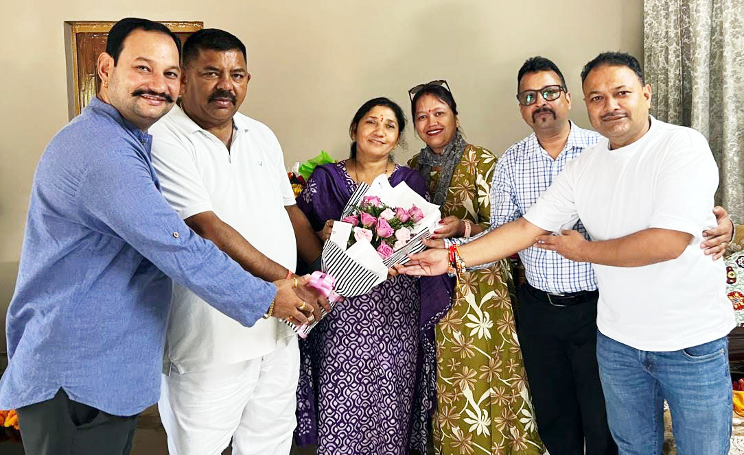 जिला पंचायत अध्यक्ष को पुष्पगुच्छ भेंट करते ग्वाल सेवा संगठन के संस्थापक एवं अन्य। जिला पंचायत अध्यक्ष को पुष्पगुच्छ भेंट करते ग्वाल सेवा संगठन के संस्थापक एवं अन्य।