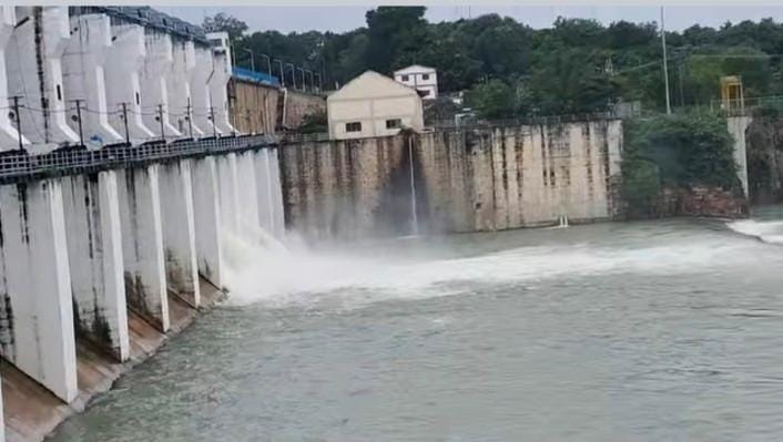 गंगरेल बांध से छोड़ा जा रहा है पानी।