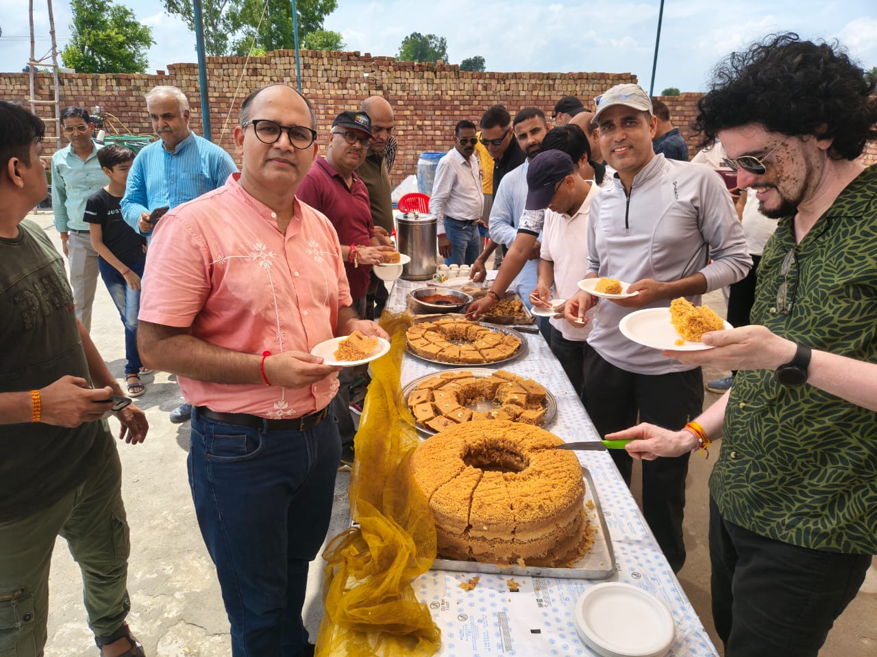 पानीपत के गांव चमराडा में घेवर का स्वाद लेते विभिन्न राज्यों से आए मेहमान। पानीपत के गांव चमराडा में घेवर का स्वाद लेते विभिन्न राज्यों से आए मेहमान।