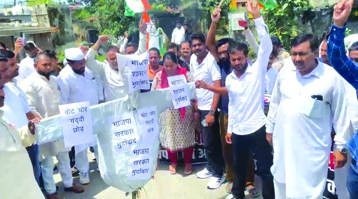 प्रदर्शन करते हुए प्रदर्शन करते हुए