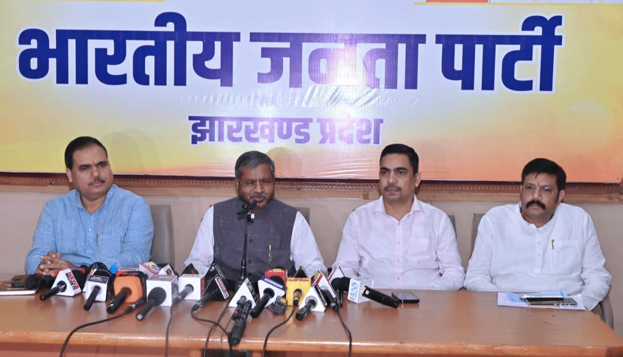 प्रेस वार्ता करते प्रदेश अध्यक्ष बाबूलाल मरांडी