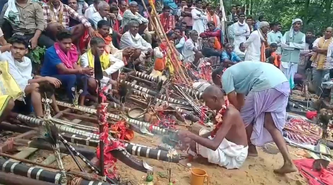 जात्रा में देवी-देवताओं की पूजा-अर्चना करते हुए।