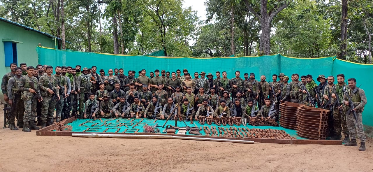 सुकमा में मेट्टागुड़ा कैम्प अंतर्गत भारी मात्रा में नक्सलियों द्वारा डंप हथियार व विस्फोटक सामाग्री बरमद।