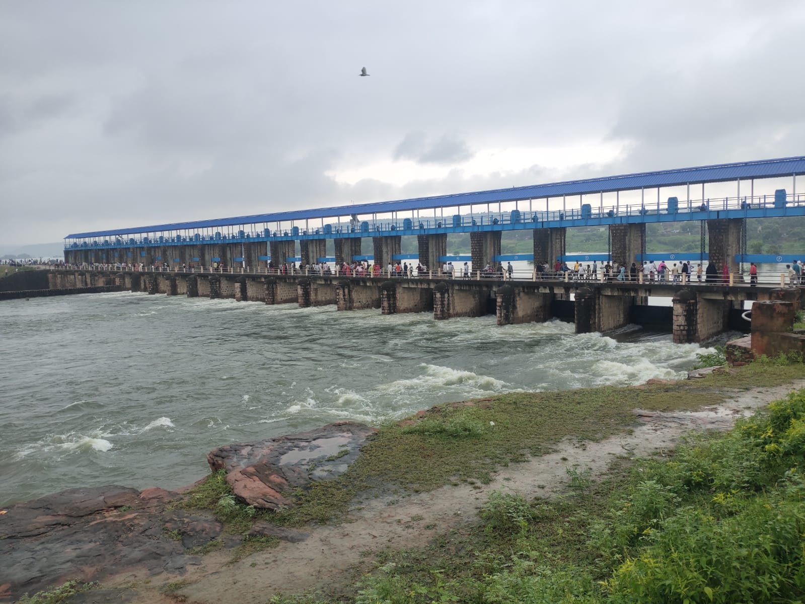 अहरौरा जलाशय का 21 गेट एक से लेकर चार इंच तक खोलकर की जा रही है जल निकासी अहरौरा जलाशय का 21 गेट एक से लेकर चार इंच तक खोलकर की जा रही है जल निकासी