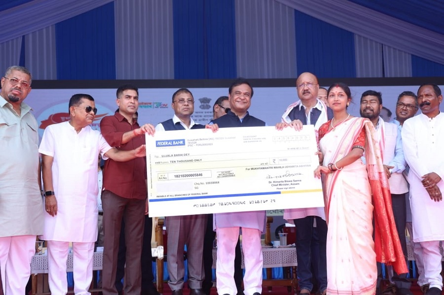 असमः मार्घेरिटा में एमएमयूए योजना के तहत स्वयं सहायता समूहों को चेक वितरित करते मुख्यमंत्री असमः मार्घेरिटा में एमएमयूए योजना के तहत स्वयं सहायता समूहों को चेक वितरित करते मुख्यमंत्री