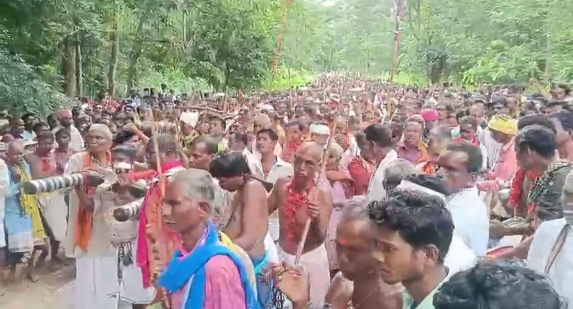 विभिन्न जगहों से पहुंचे देवी-देवताओं व श्रद्धालुओं की भीड़।