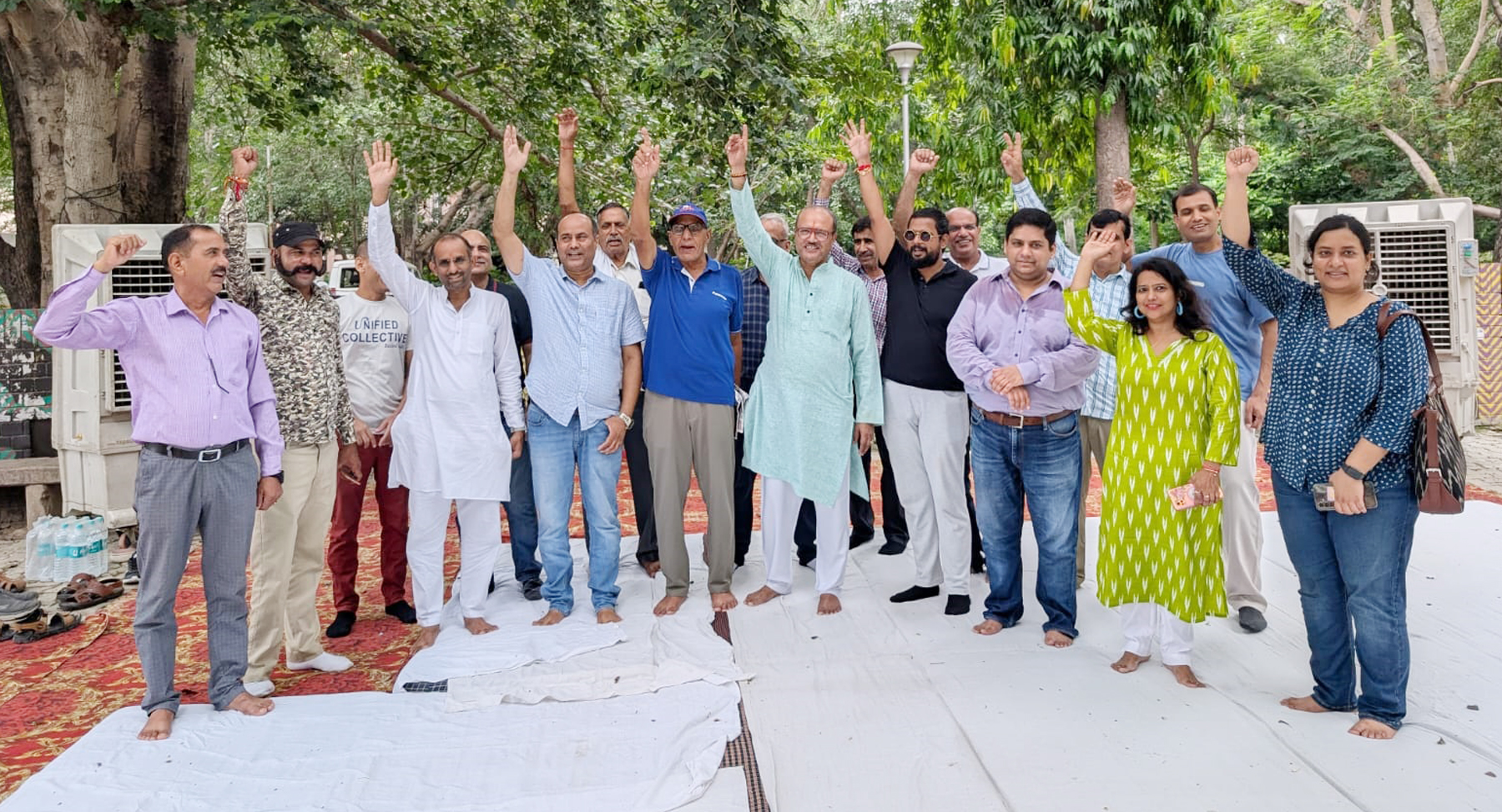 गुरुग्राम स्थित लघु सचिवालय के बाहर धरना देकर गुरुग्राम में सुविधाओं की मांग करते गुडग़ांव आरडब्ल्यूए फेडरेशन से जुड़े सदस्य। गुरुग्राम स्थित लघु सचिवालय के बाहर धरना देकर गुरुग्राम में सुविधाओं की मांग करते गुडग़ांव आरडब्ल्यूए फेडरेशन से जुड़े सदस्य।