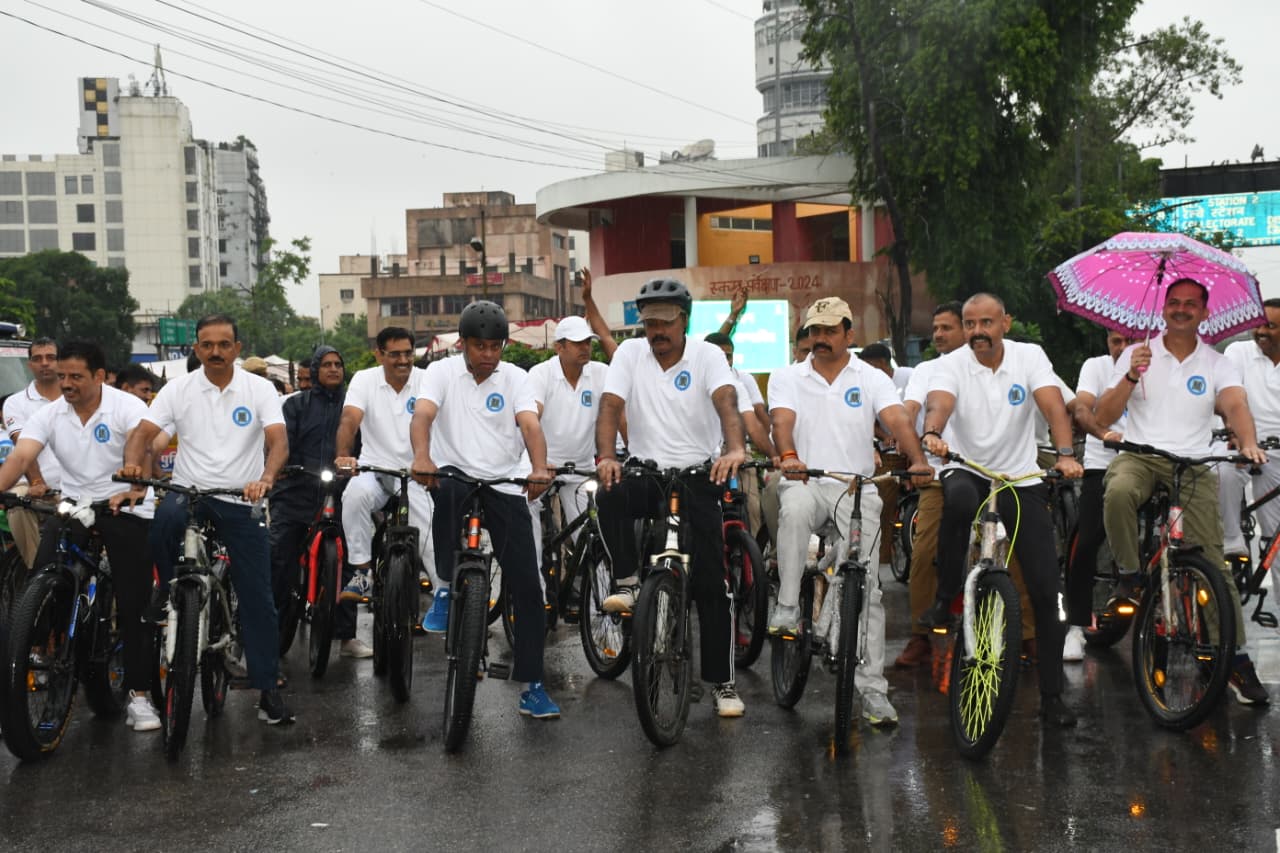 जयपुर पुलिस का फिट इंडिया अभियान:पुलिस अधिकारी एवं जवानों ने फिटनेस और स्वास्थ्य के प्रति जागरूकता फैलाने के लिए की साइकिलिंग जयपुर पुलिस का फिट इंडिया अभियान:पुलिस अधिकारी एवं जवानों ने फिटनेस और स्वास्थ्य के प्रति जागरूकता फैलाने के लिए की साइकिलिंग