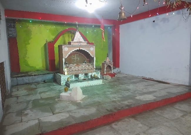 मूर्ति गायब होने के बाद मंदिर की फोटो मूर्ति गायब होने के बाद मंदिर की फोटो