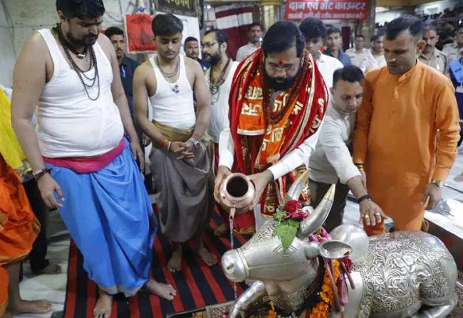 महाकाल मंदिर में पूजन-ध्यान करते हुए शिंदे