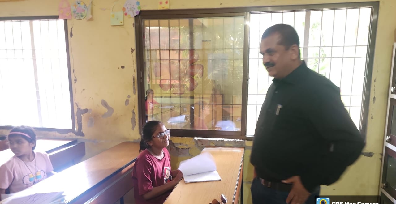 डीएम कस्तूरबा गांधी आवास विद्यालय में बच्चों से बात करते हुए डीएम कस्तूरबा गांधी आवास विद्यालय में बच्चों से बात करते हुए