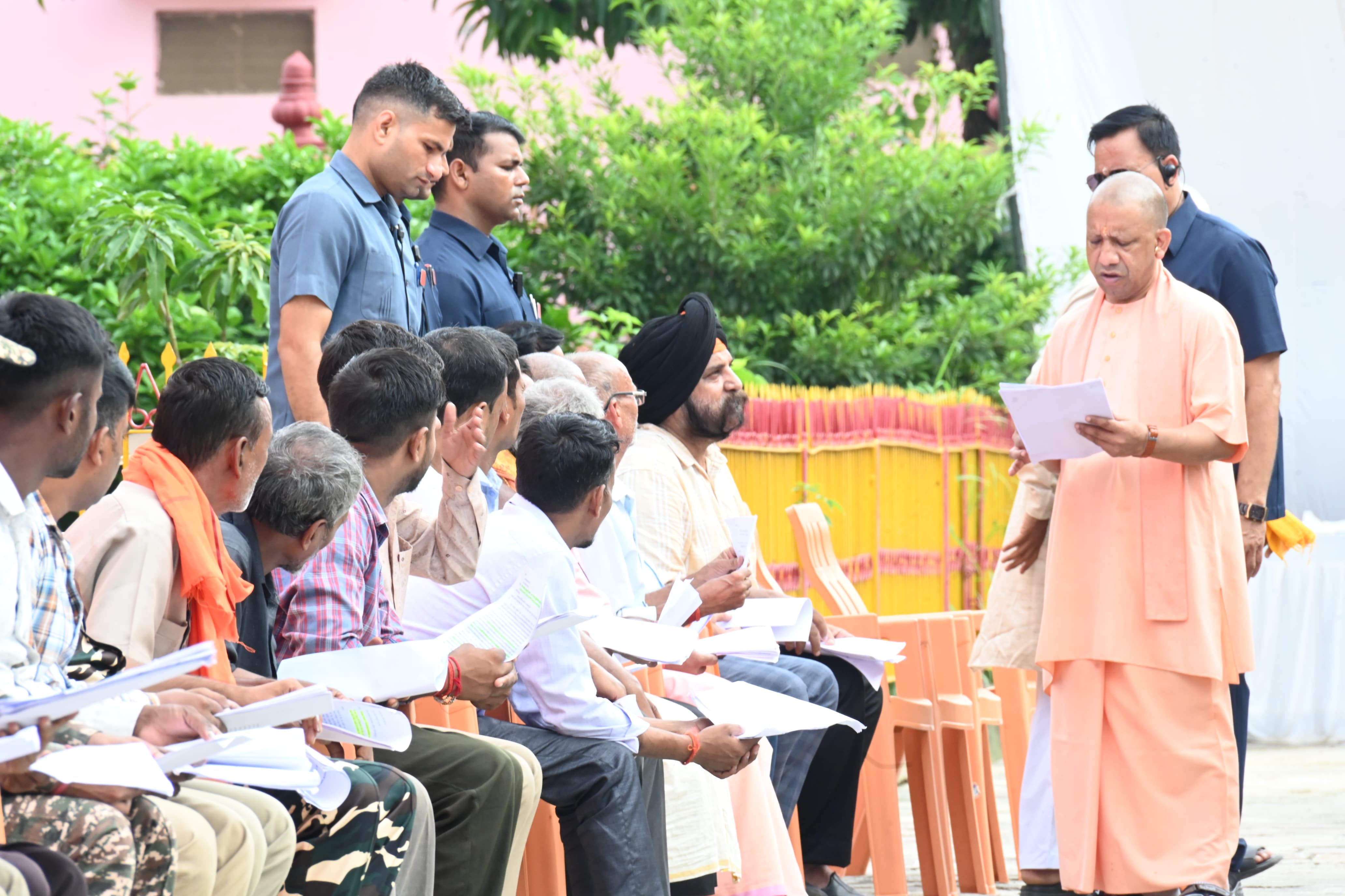 *जनता दर्शन में मुख्यमंत्री योगी आदित्यनाथ ने सुनीं 200 लोगों की समस्याएं* *जनता दर्शन में मुख्यमंत्री योगी आदित्यनाथ ने सुनीं 200 लोगों की समस्याएं*