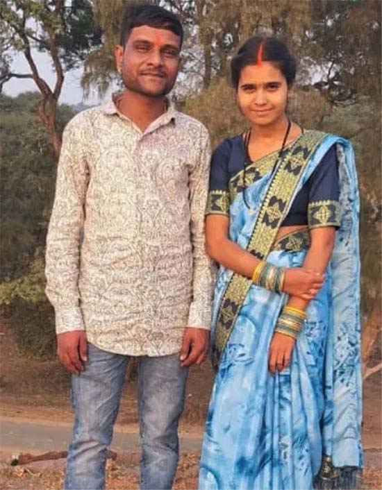 मृतिका दीक्षा दुबे पति एकल तिवारी के साथ मृतिका दीक्षा दुबे पति एकल तिवारी के साथ