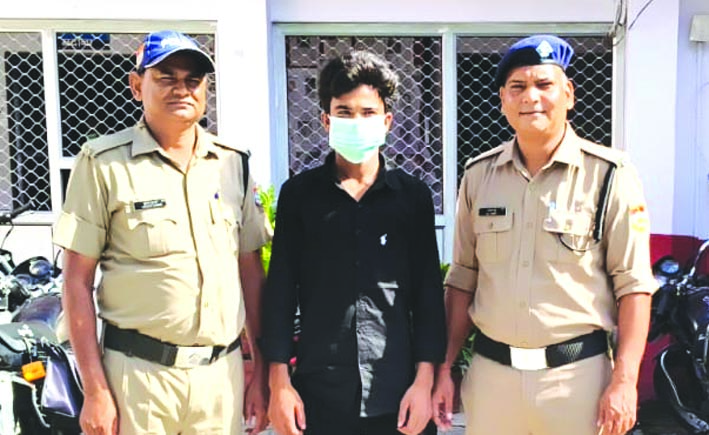 पुलिस गिरफ्त में आरोपित पुलिस गिरफ्त में आरोपित