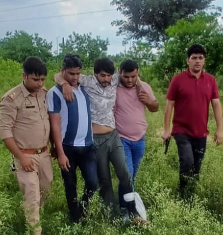 पत्नी के साथ मारपीट कर जिंदा जलाने वाला दरिंदा पुलिस मुठभेड़ में घायल पत्नी के साथ मारपीट कर जिंदा जलाने वाला दरिंदा पुलिस मुठभेड़ में घायल