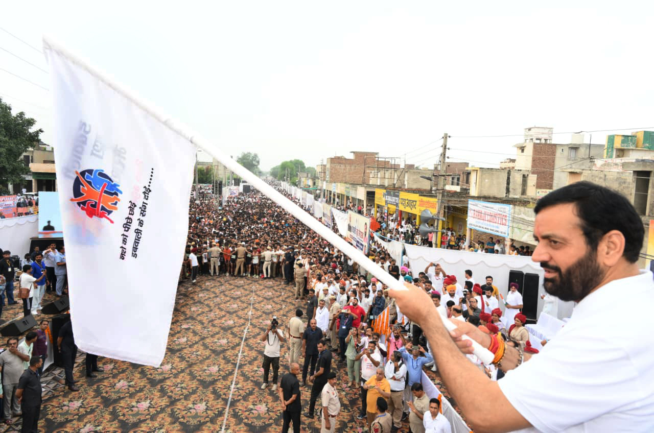 यूथ मैराथन को झंडी दिखाकर रवाना करते सीएम नायब सिंह सैनी। यूथ मैराथन को झंडी दिखाकर रवाना करते सीएम नायब सिंह सैनी।