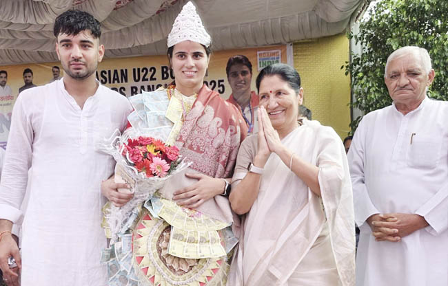 सोनीपत: सिसाना की रितिका दहिया एशियन बॉक्सिंग की स्वर्ण पदक विजेता को आशीर्वाद देते सोनीपत: सिसाना की रितिका दहिया एशियन बॉक्सिंग की स्वर्ण पदक विजेता को आशीर्वाद देते