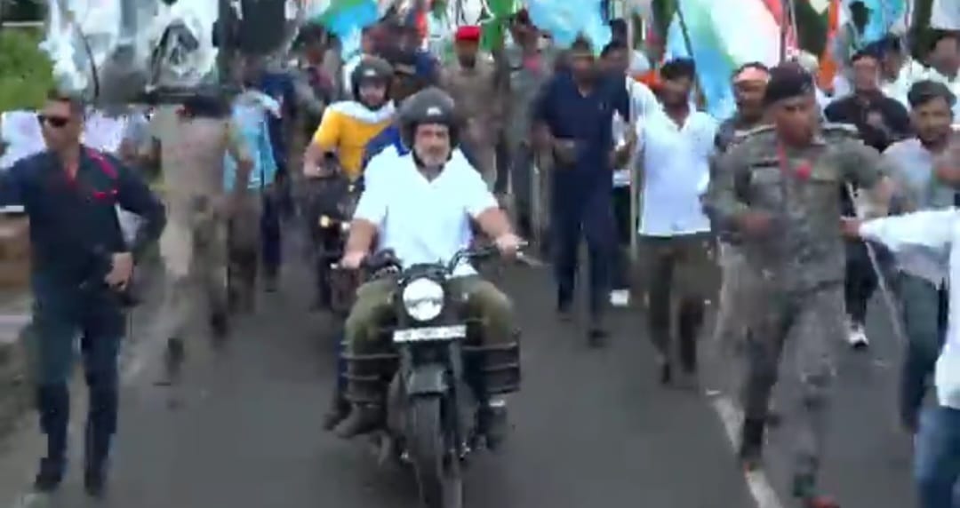 राहुल गांधी बाईक पर राहुल गांधी बाईक पर
