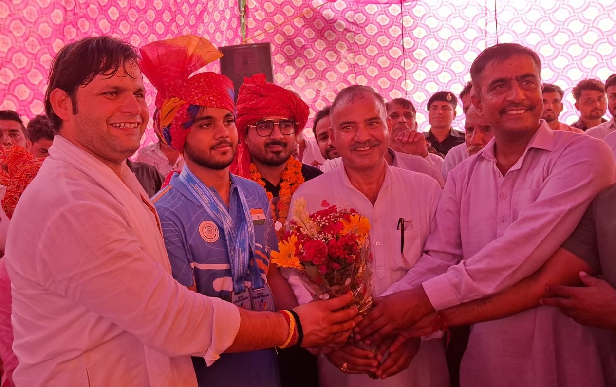 खेल मंत्री गौरव गौतम कपिल बैंसला का स्वागत करते हुए खेल मंत्री गौरव गौतम कपिल बैंसला का स्वागत करते हुए