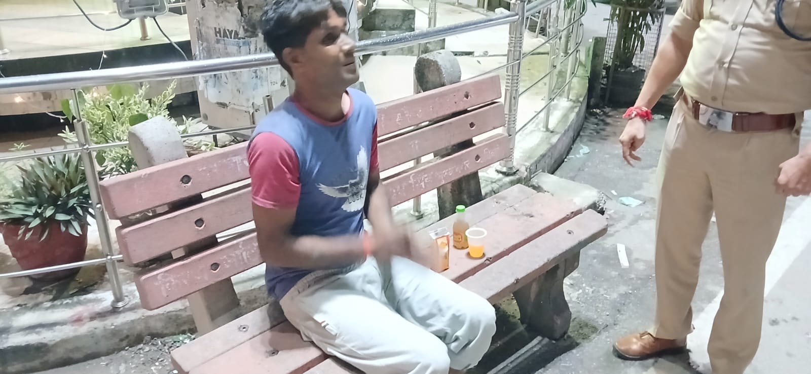 शराब पीते गिरफ्तार
