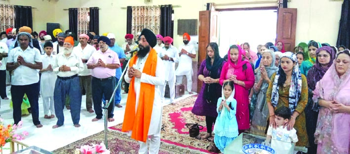 अरदास करते हुए अरदास करते हुए