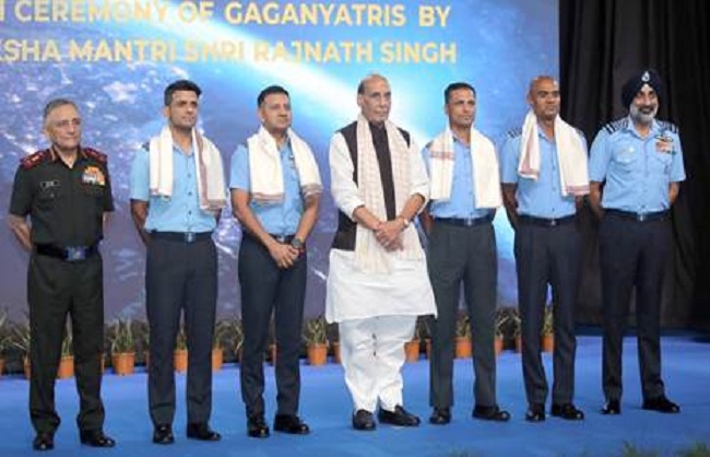 रक्षा मंत्री ने चारों गगन यात्रियों को किया सम्मानित रक्षा मंत्री ने चारों गगन यात्रियों को किया सम्मानित