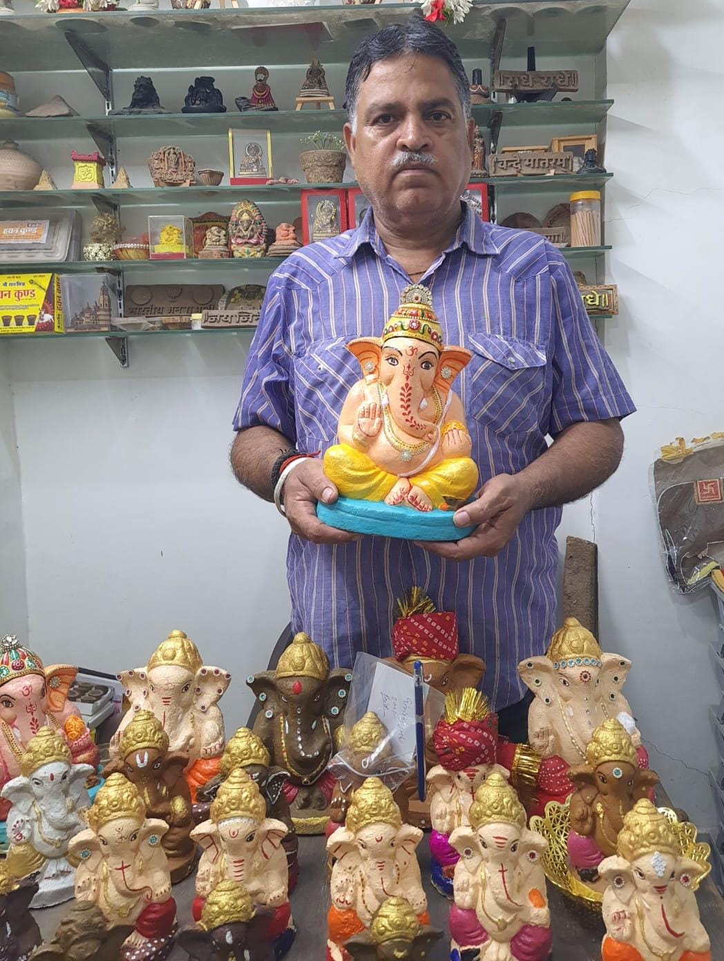 गौमय मूर्तियों को दिया जा रहा अंतिम स्वरूप, देश विदेश भी जाने को तैयार गौमय मूर्तियों को दिया जा रहा अंतिम स्वरूप, देश विदेश भी जाने को तैयार
