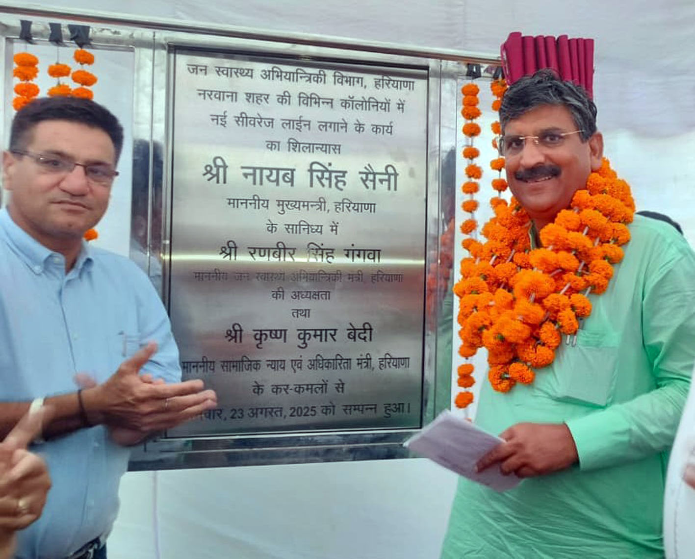 चमेला कॉलोनी नरवाना में सीवरेज पाइप लाइन के कार्य का शिलान्यास करते हुए कैबिनेट मंत्री कृष्ण बेदी। चमेला कॉलोनी नरवाना में सीवरेज पाइप लाइन के कार्य का शिलान्यास करते हुए कैबिनेट मंत्री कृष्ण बेदी।