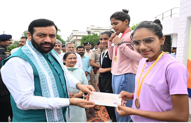 हरियाणा के मुख्यमंत्री नायब सैनी मैराथन विजेता को सम्मानित करते हुए