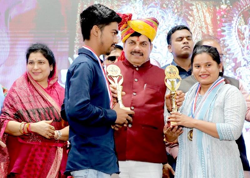 फूल माली समाज के सम्मान समारोह में बच्चों को सम्मानित करते हुए मुख्यमंत्री डॉ. मोहन यादव फूल माली समाज के सम्मान समारोह में बच्चों को सम्मानित करते हुए मुख्यमंत्री डॉ. मोहन यादव