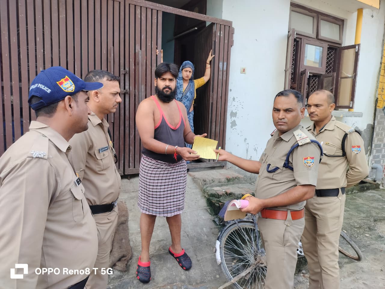 सत्यापन करती पुलिस सत्यापन करती पुलिस