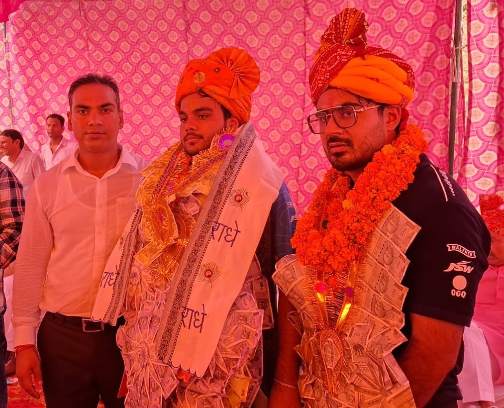 अमरजीत सिंह गुर्जर कपिल बैंसला का जोरदार स्वागत करते हुए अमरजीत सिंह गुर्जर कपिल बैंसला का जोरदार स्वागत करते हुए