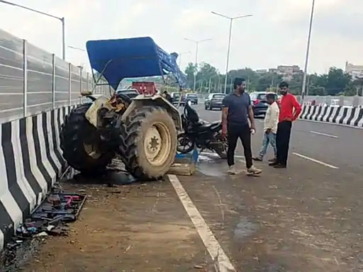 फरीदाबाद में कार की टक्कर के बाद टूटा ट्रैक्टर। फरीदाबाद में कार की टक्कर के बाद टूटा ट्रैक्टर।