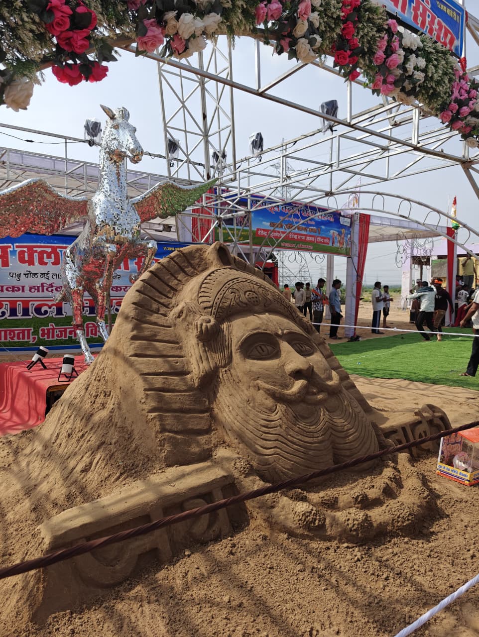 बाबा रामदेव जी की मिट्टी से प्रतिमा बनी श्रद्धालुओं के आकर्षण का केंद्र
