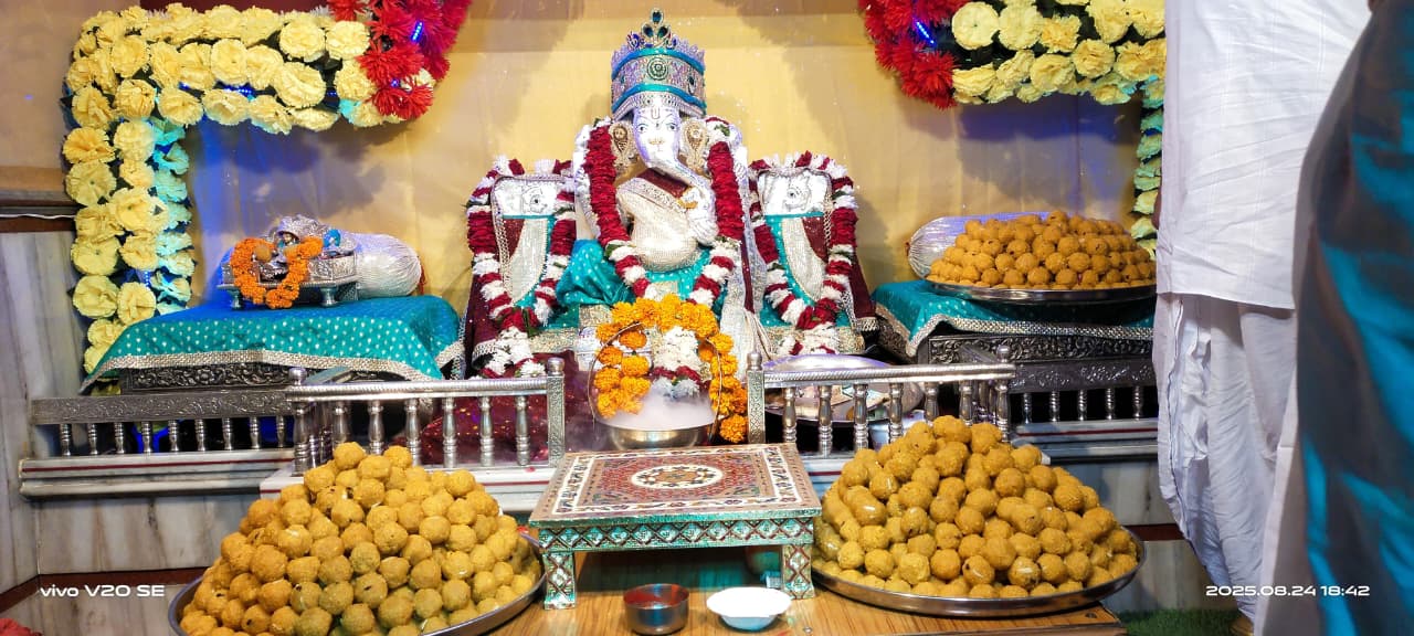 गणपति को लगाया वैदिक मंत्रोचारण के साथ 1008 मोदक का भोग