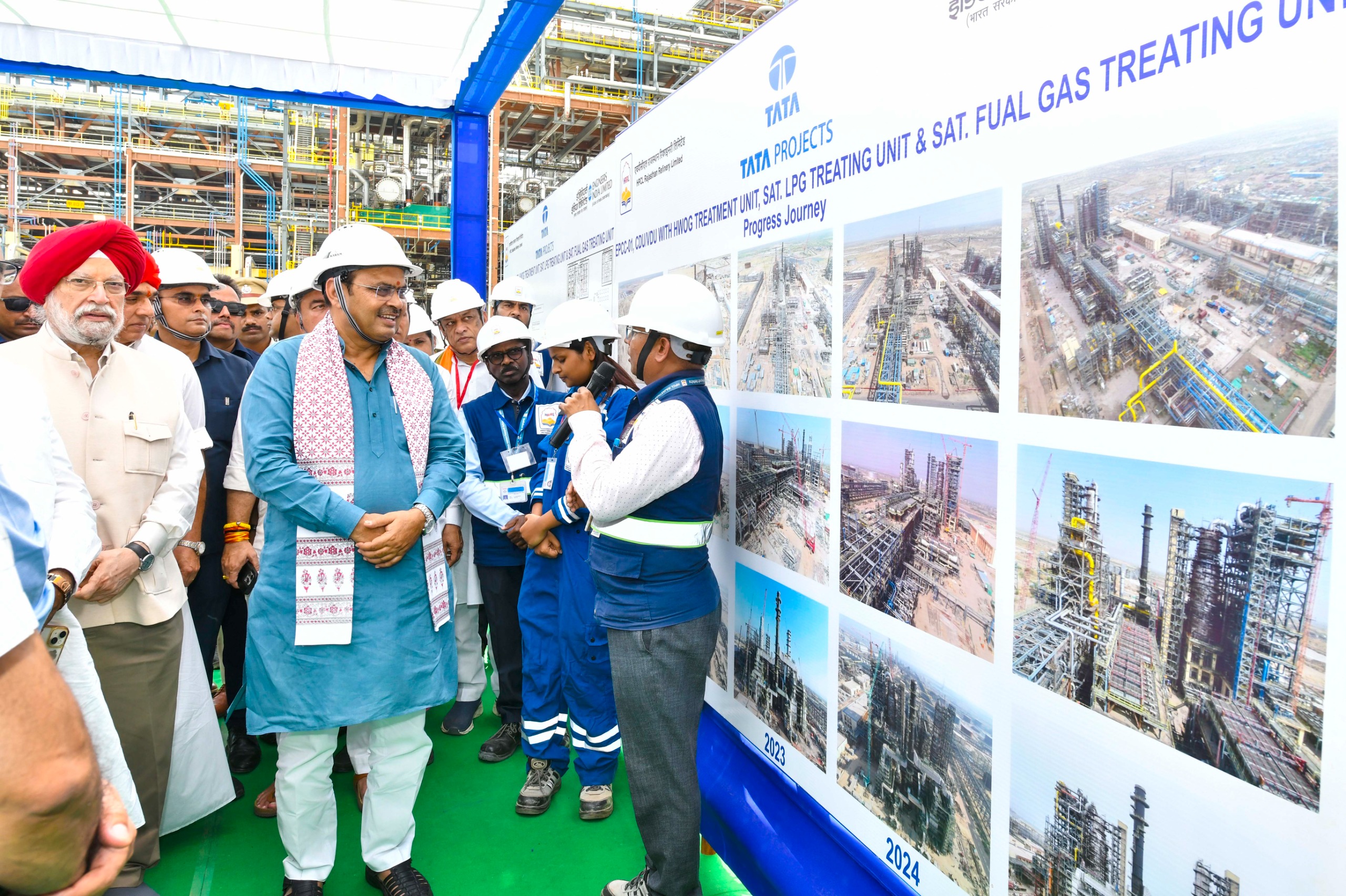 रिफाइनरी का निरीक्षण करते हुए सीएम भजनलाल शर्मा एवं केंद्रीय मंत्री पुरी।