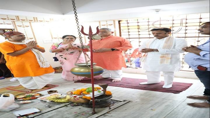 उप मुख्यमंत्री ने पशुपतिनाथ मंदिर में पूजा-अर्चना की उप मुख्यमंत्री ने पशुपतिनाथ मंदिर में पूजा-अर्चना की